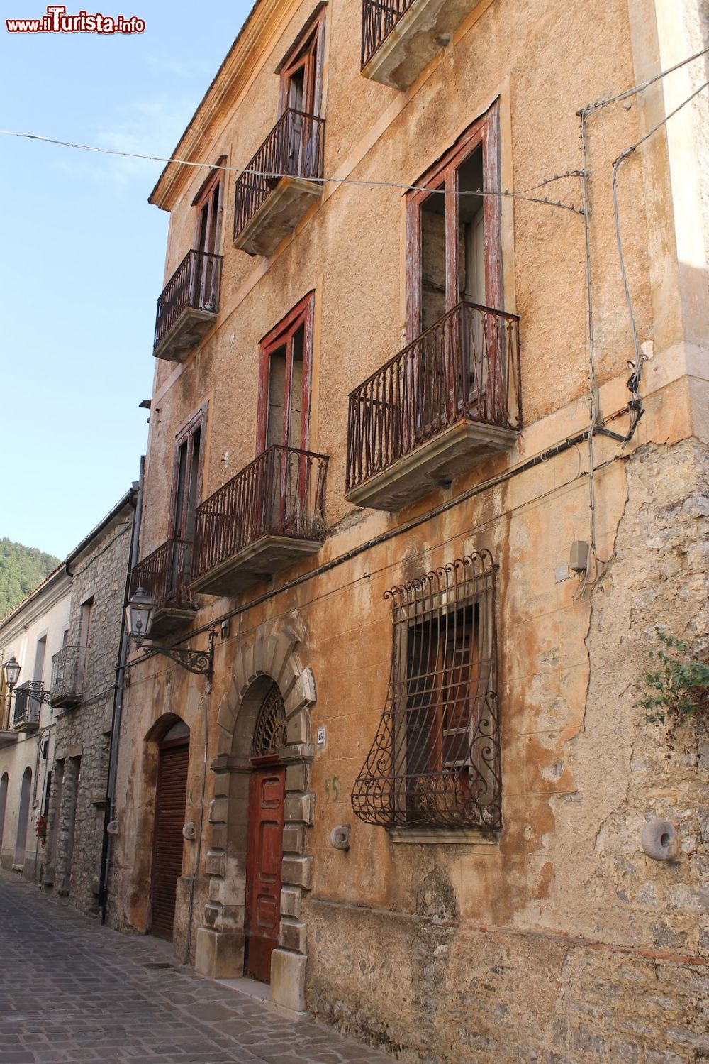 Immagine Palazzo Langone nel centro storico di Sasso di Castalda - ©  Pro loco