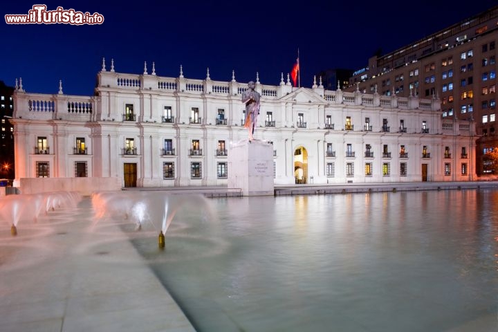 Immagine Il Palazzo Presidenziale (Palacio de la Moneda) a Santiago del Cile. Fu eretto in stile neoclassico dall'architetto Joaquin Toesca - © Tifonimages / Shutterstock.com