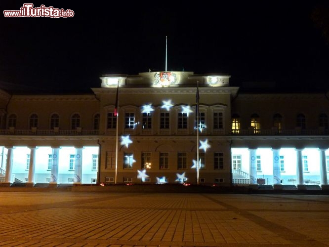 Immagine Il Palazzo Presidenziale di Vilnius, la capitale della Lituania, come appariva il 12 settembre 2013: le stelle erano proiettate sulla facciata dell'edificio perchè in quei giorni si stava svolgendo un  vertice Europeo sul tema delle foreste e loro conservazione in Europa