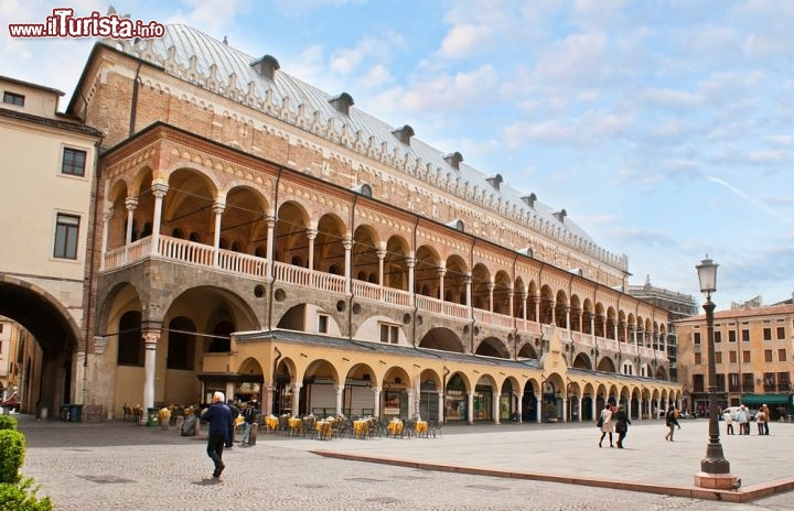 Immagine Scorcio di piazza delle Erbe con vista sul prospetto principale del palazzo della Ragione a Padova - © eFesenko / Shutterstock.com