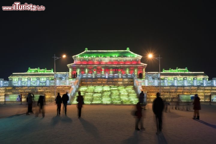 Immagine Palazzo di ghiaccio, costruito durante il festival delle sculture di neve ad Harbin in Cina (Harbin Ice Sculpture Festival) - © TonyV3112 / Shutterstock.com