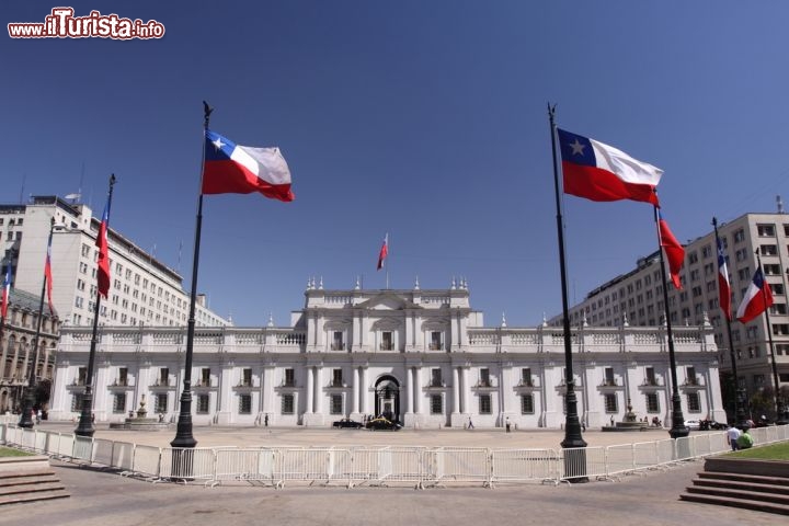 Immagine Palazzo della Moneda a Santiago, la capitale del Cile. Fu qui dentro che Allende rimase ucciso durante il colpo di stato del 1973  - © gary yim / Shutterstock.com