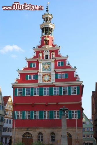 Immagine A Esslingen am Neckar, città tedesca del Baden-Württemberg, il centro storico è un concentrato di tipici palazzi medievali dalle facciate colorate, che incorniciano piazze e strade antiche - © Yuriy Davats / Shutterstock.com