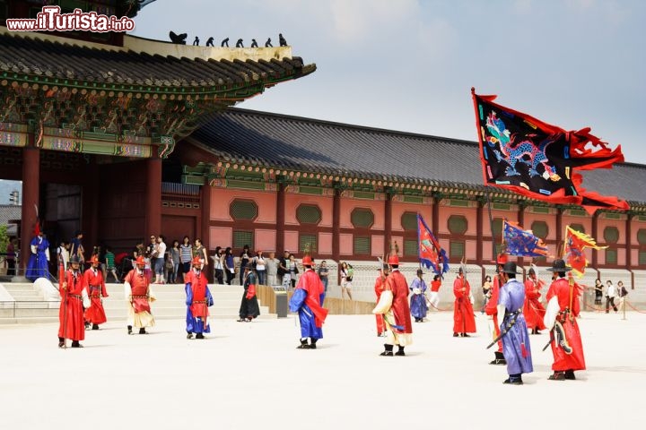 Immagine Il Palazzo Reale di Gyeongbokgun: il momento del cambio della Guardia. Siamo a Seoul la capitale della Korea del Sud - © Andrey Shchekalev / Shutterstock.com