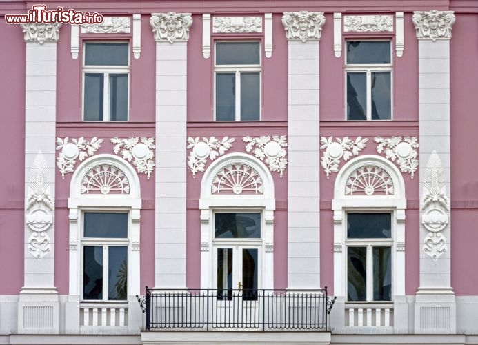 Immagine La facciata di un bel palazzo storico nel centro di Timisoara, in Romania  - © Lostry7 / Shutterstock.com