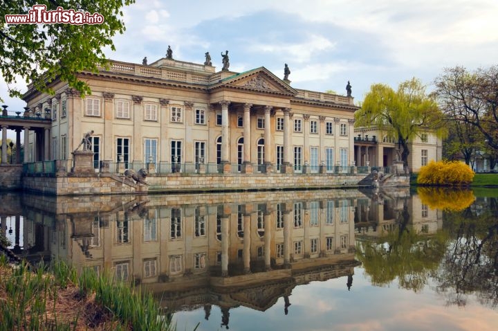Immagine Il Palazzo sull'acqua di Varsavia. Si trova nel grande parco di Łazienki, uno dei più importanti della Polonia, che ospita altri edifici neocalssici - © PLRANG / Shutterstock.com