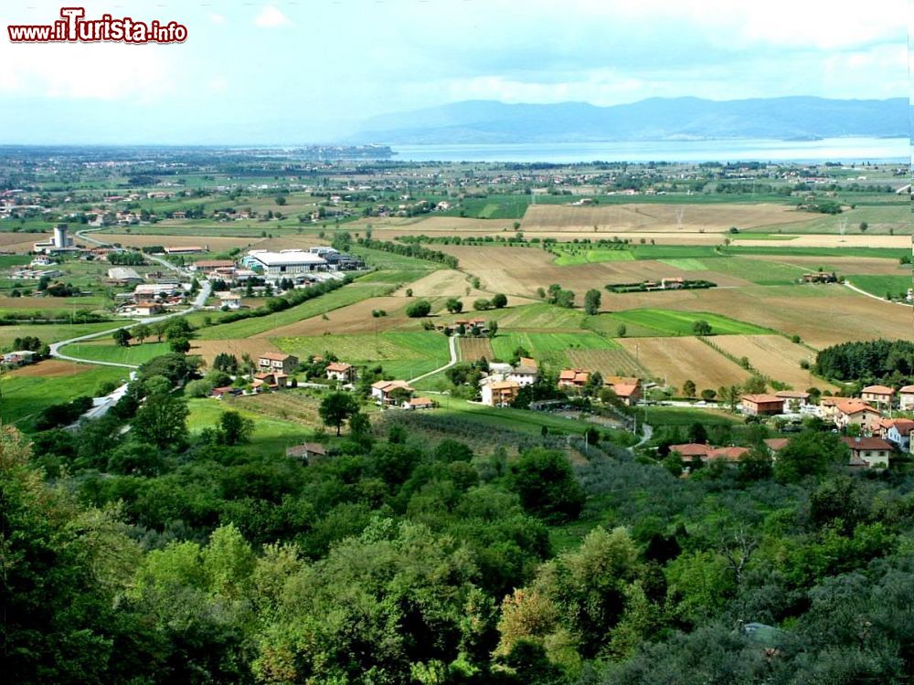 Immagine La vista da Panicarola  in direzione nord-nord est: ci troviamo sul versante sud del Trasimeno - © www.lambojack.com