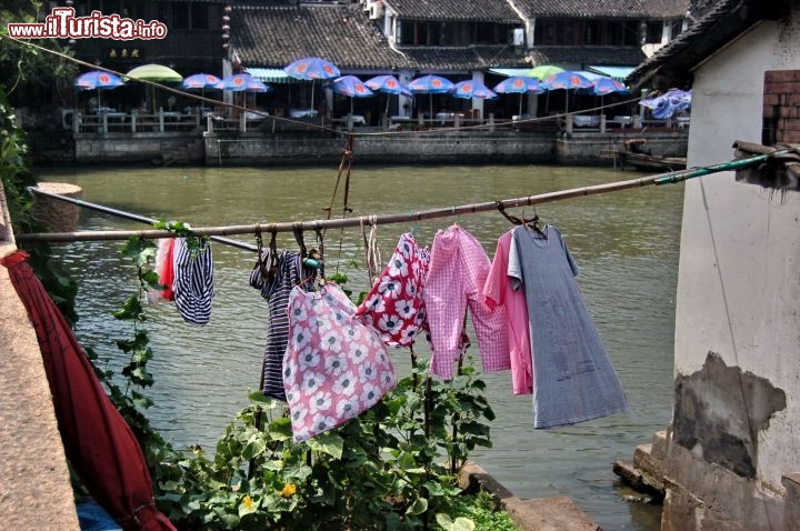 Immagine Panni stesi nella città di Zhouzhuang, un piccola Venezia nella Cina orientale