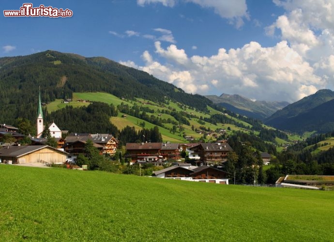 Immagine Fotografia diurna dello scenario di Alpbach, Tirolo (Austria) - Sogno o son en-plain-air? Questa è la domanda che probabilmente i numerosi visitatori si chiedono quando finiscono ad ammirare lo stupendo panorama delle vallate di Alpbach. Guardando quest'immagine si pensa a tutto tranne che a smog e a clacson, tranne che a sveglie da spegnere o a scadenze da rincorrere. Qui viene in mente solo natura, libertà, verde, cielo terso, nuvole, relax, come un gioco di parole da sogno che in realtà si trasforma in vita da accogliere a piene braccia - © Santi Rodriguez / Shutterstock.com