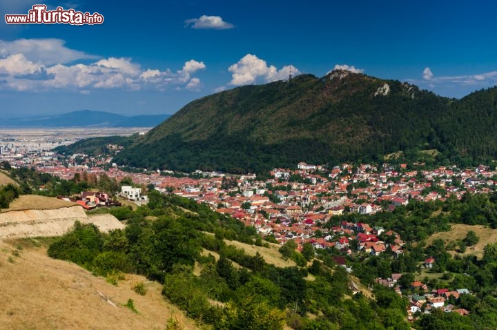 Immagine Panorama su Brasov e Monte Tampa, Romania - Non si può dire di aver visitato la città di Brasov senza ammirare il Monte Tampa che si erge a est della città e dove fu costruito il primo avamposto difensivo. Con i suoi 960 metri di altezza, questa montagna dove boschi e vegetazione crescono rigogliosi, è una delle mete da non perdere durante un tour in questa zona della Romania. La si può raggiungere in funivia per poi godere dell'eccezionale panorama che abbraccia quasi tutta la Transilvania © Emi Cristea / Shutterstock.com