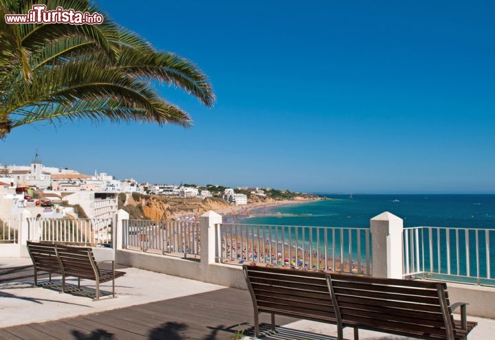 Immagine Foto panoramica dell'Oceano Atlantico dal centro di Albufeira - Fondata dagli antichi romani e poi passata sotto la dominazione moresca, Albufeira è uno dei più suggestivi centri dell'Algarve, famoso per le sue immense spiagge incontaminate e per le attrazioni che ne caratterizzano la vita notturna © Luis Santos / Shutterstock.com