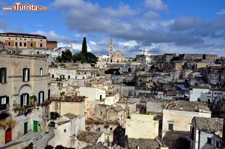 Immagine Panorama dei Sassi di Matera: in foto ammirariamo il duomo e il Sasso Barisano