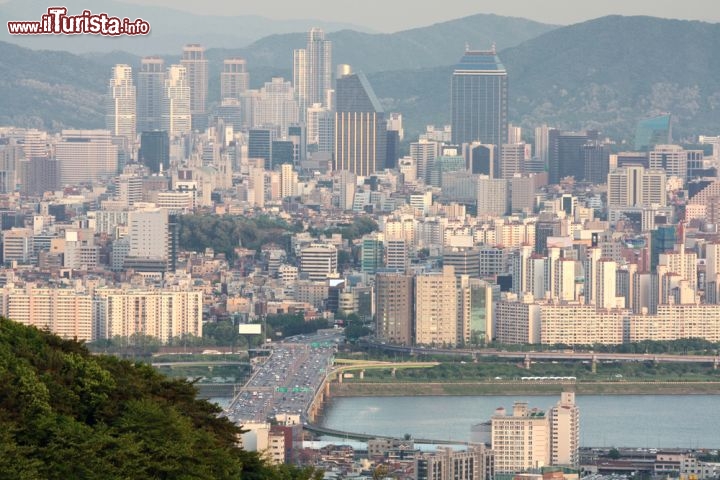 Immagine Panorama di Seul. Seoul è la capitale della Korea del Sud - © MountainDeaw / Shutterstock.com