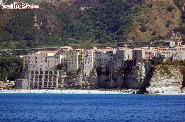 Immagine Panorama di Tropea: le spiagge sotto la scogliera a precipizio sul tirreno, una delle caratteristiche più famose del borgo della Calabria