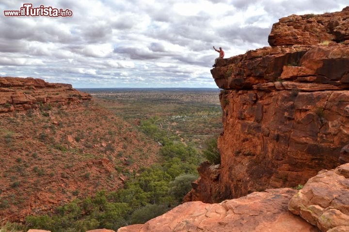 Immagine Panorama dal bordo del Kings Canyon in Australia - Una delle viste migliori si gode dal Cotterill's Lookout dove le rocce si tuffano in verticale per un centinaio di metri sulla spaccatura profonda della valle del torrente Kings