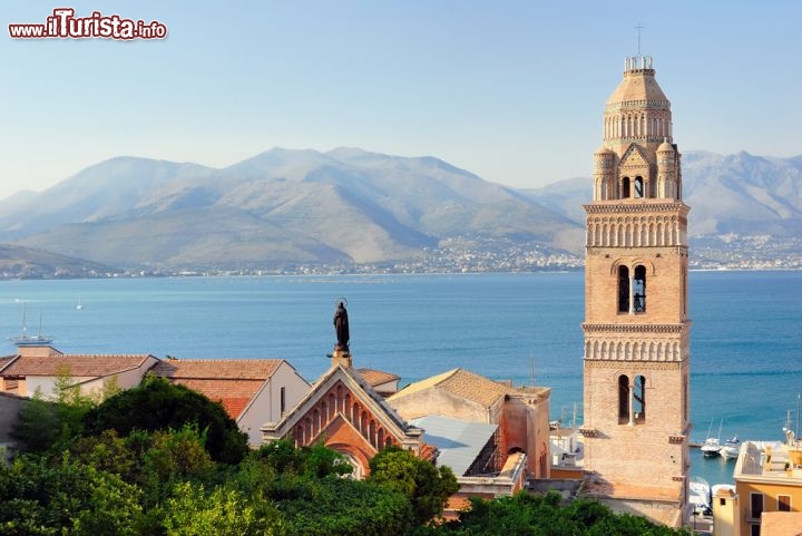 Immagine Panorama del borgo di Gaeta nel Lazio. In lontananza le coste del litorale Campano - © claudio zaccherini / Shutterstock.com