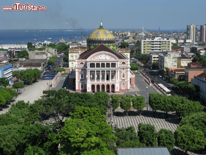 Immagine Panorama del centro Manaus con il Teatro Amazonas e sullo sfondo il Rio Negro (Brasile) - © guentermanaus / Shutterstock.com