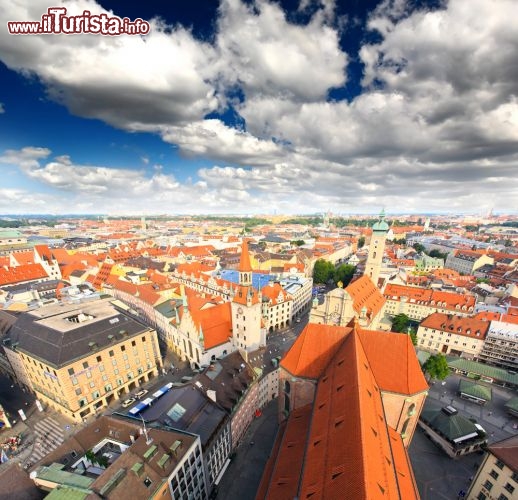 Immagine Il Panorama del centro storico di Monaco di Baviera. Chi vuole può salire sulla torre sud della Frauenkirche, il Duomo (Dom) cittadino, che si eleva come la gemella toore nord a 99 metri di altezza, i due edifici più alti di "Munich", e che per legge non possono essere superati - © ArTono / Shutterstock.com