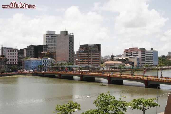 Immagine Panorama della città di Recife, Pernambuco (Brasile). La metropoli conta una popolazione di oltre 1 milione e mezzo di abitanti e si sviluppa presso le foci di due fiumi: Jaboatão e Pirapama - © Adam Gregor / Shutterstock.com