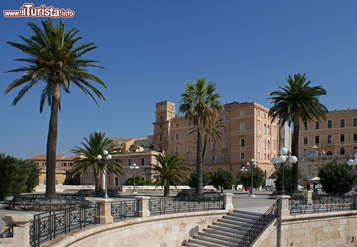 Immagine Panorama di Cagliari fotografato dai Bastioni di San Remy - © rorue / shutterstock.com