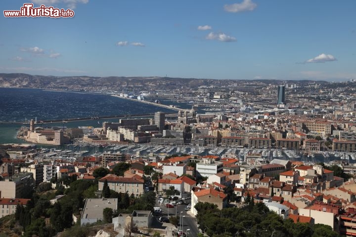 Immagine Panorama dall'alto di Marsiglia durante una giornata di Mistral in Provenza (Francia)  - © velirina / Shutterstock.com