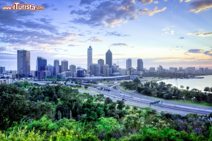 Immagine Panorama di Perth fotografato dal Kings Park, Australia. 111711725