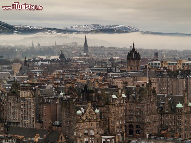 Immagine Panorama invernale di Edimburgo, come si può ammirare dal Nelson Monument. Sullo sfondo uno strato di nebbia e le montagne con la neve - © Dennis van de Water / Shutterstock.com