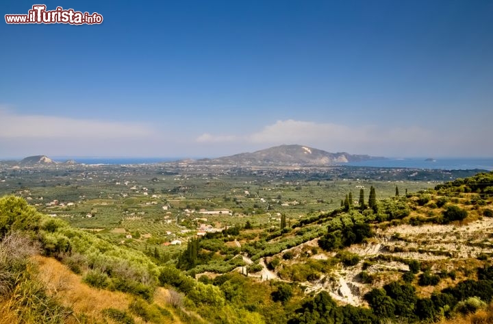 Immagine Panorama dall'interno  di Zacinto (Zante) in Grecia. A destra si nota la baia di Tsilvi, poi il monte Skopos e a sinistra la baia di Laganas - © mangojuicy / Shutterstock.com