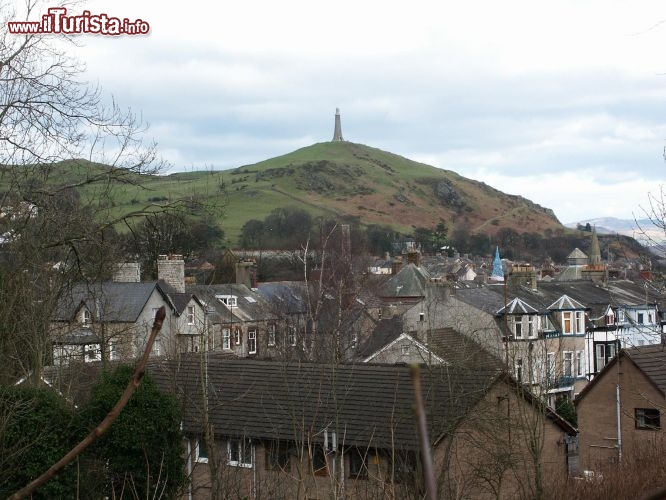 Immagine Panorama verso Hoad Hill, fotografata dal centro di Ulverston - © Dave&Lynne Slater - Wikimedia Commons.