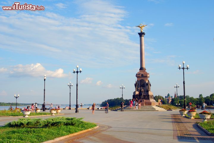 Immagine Parco cittadino di Yaroslavl, Russia - Meta di turismo nazionale e internazionale, la città, che si estende su una superficie di oltre 200 km quadrati, è attraversata dalla ferrovia transiberiana. Yaroslavl, di cui la parte vecchia è patrimonio mondiale Unesco dal 2005, è una delle principali tappe dell'Anello d'Oro, circuito a nordest di Mosca che riunisce alcune località storiche russe divenute importanti mete turistiche. In questa immagine, uno dei numerosi parchi che si trovano nel cuore di questo centro della Russia © Ekaterina Bykova / Shutterstock.com