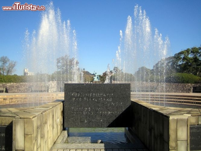 Immagine Le fontane zampillanti nel Parco della Pace di Nagasaki, Giappone. Tutto il parco, un'oasi di pace dall'atmosfera sacrale, si sviluppa intorno a una sorta di obelisco, simile a un monumento funebre, eretto nel punto in cui cadde la bomba atomica nel 1945 - © Paolo Gianti / Shutterstock.com