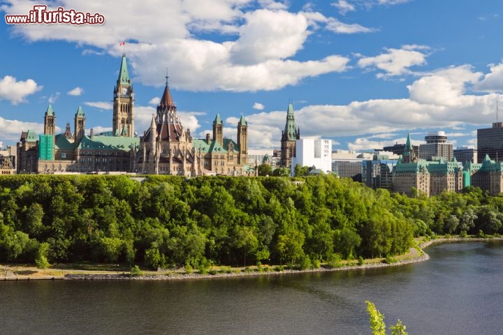 Immagine Sulla Parliament Hill di Ottawa - Ontario, Canada - se ne stanno gli edifici gotici del Parlamento canadese, affacciati sul fiume Ottawa e immersi nel verde © Natalia Pushchina / Shutterstock.com