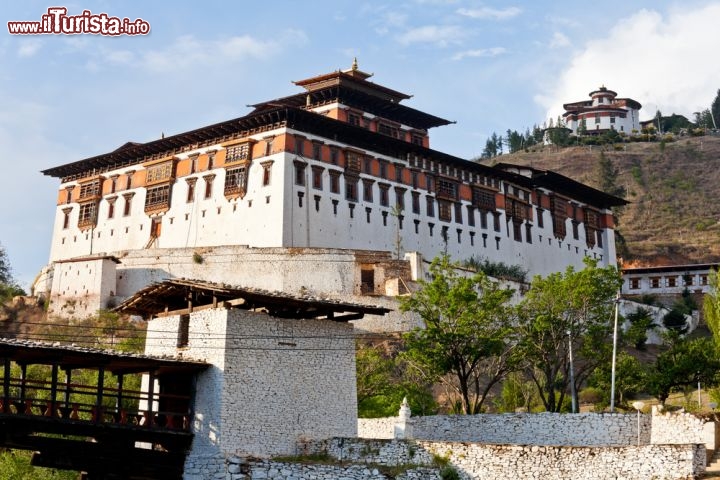Immagine Paro, Bhutan, il complesso di  Rinpung dzong un Monastero fortificato - © takepicsforfun / Shutterstock.com