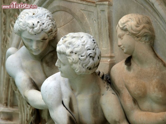 Immagine Un particolare di Fonte Gaia, monumentale fontana in Piazza del Campo, a Siena. Inaugurata nel 1346, fu decorata all'inizio del Quattrocento da Jacopo della Quercia con raffinati rilievi scultorei, che rappresentano la Creazione di Adamo, la Cacciata dei progenitori, la Madonna col Bambino in trono circondata dalle Virtù e dagli Angeli - © wjarek / Shutterstock.com