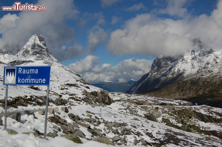 Immagine Il passo Trollstigen in estate, sul  lato sud dopo nevicata. Siamo sulle Alpi della Norvegia, a circa 750 metri di altitudine.