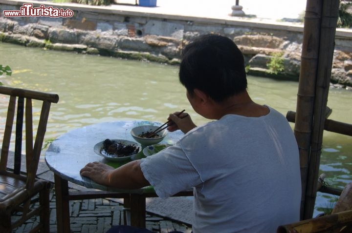 Immagine Pasto frugale a Zhouzhuang, su una delle rive del villaggio fluviale della Cina