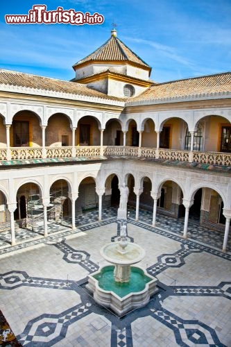 Immagine ll patio principale della Casa de Pilatos di Siviglia, nell'antico quartiere ebraico. Tipico edificio andaluso del Cinquecento, un tempo era unito alla chiesa di San Esteban da vari passaggi, perché i nobili potessero recarvisi senza mischiarsi col popolo. L'ingresso, con visita guidata, è a pagamento- © Aleksandar Todorovic / Shutterstock.com