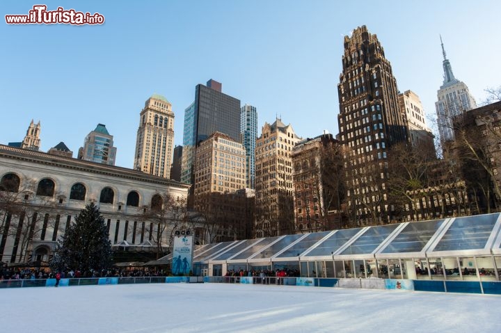 Immagine Pattinaggio su ghiaccio al Bryant Park di New York, Stati Uniti. Una bella immagine invernale della pista di pattinaggio allestita a Bryant Park - © ulien Hautcoeur / Shutterstock.com