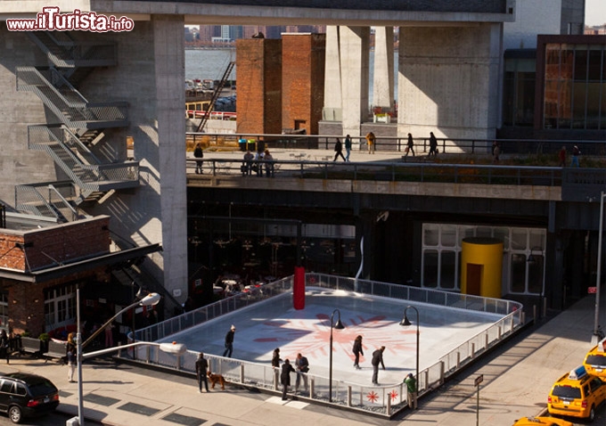 Immagine Area da pattinaggio a Standard Plaza di New York, Stati Uniti. Al civico 848 di Washington Street si trova lo Standard Plaza che ospita fra l'altro una divertente pista dedicata a chi si diletta con il pattinaggio