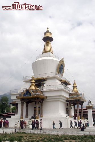 Immagine Pellegrini nella coorte del Re Wangchukal (Jigme Dorji Wangchuck), durante il Festival Thangtong Gyalpo a Thimphu, nel  Bhutan - © Attila JANDI / Shutterstock.com