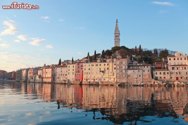 Immagine La penisola-isola di Rovigno fotografata all'alba, quando le acque dell'Adriatico in Istria (Croazia) risultano calme e regalano magnifici riflessi - © project1photography / Shutterstock.com