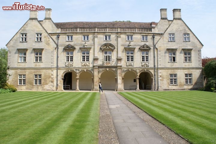 Immagine L'antica biblioteca Pepys Library di Cambridge, Inghilterra - Collezione privata di libri e manoscritti di Samuel Pepys, l'omonima library del Magdalene College di Cambridge è uno di quei luoghi che gli appassionati bibliofili non possono assolutamente perdere durante una visita alla città inglese. Ospitata in una sala al primo piano della bella struttura in mattoni, raccoglie più di 3 mila volumi catalogati dallo stesso Pepys © Raedwald / shutterstock.com