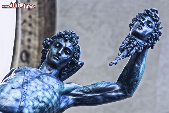 Immagine Il Perseo con la testa di Medusa, opera in bronzo di Benvenuto Cellini, Firenze. Si trova nella loggia dei Lanzi, in piazza della Signoria, in posizione antistante a Palazzo Vecchio - © s.pellicciotti / Shutterstock.com