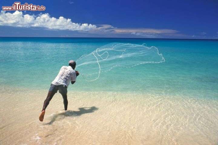 Immagine Pescatore a Mullins Beach, sulla west coast di Barbados - Fonte: Barbados Tourism Authority