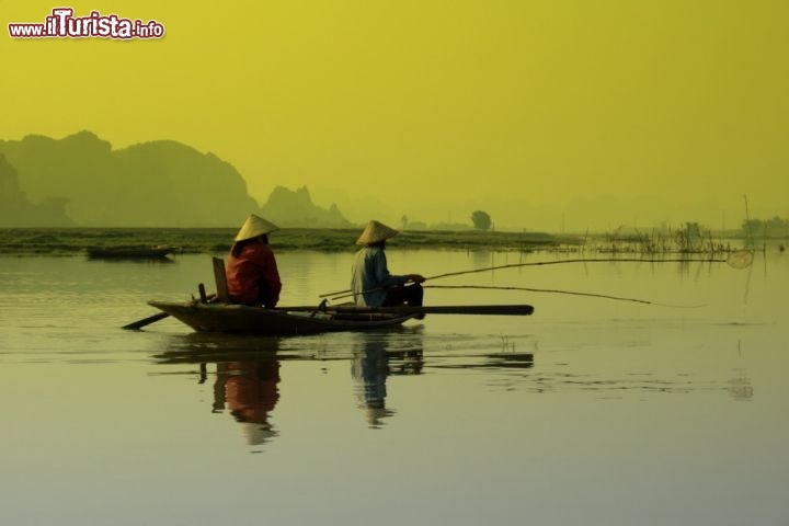 Immagine Pescatori, Vietnam: l'alba nella provincia di Ninh Binh, tra i fiumi e le risaie che ricoprono il territorio di questa zona a sud della capitale Hanoi - Foto © kuehdi / Shutterstock.com