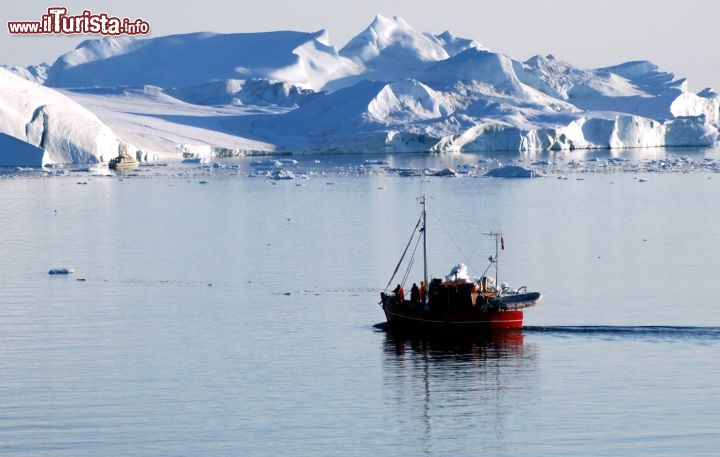 Immagine Peschereccio in Groenlandia tra i fiordi - Foto di Giulio Badini