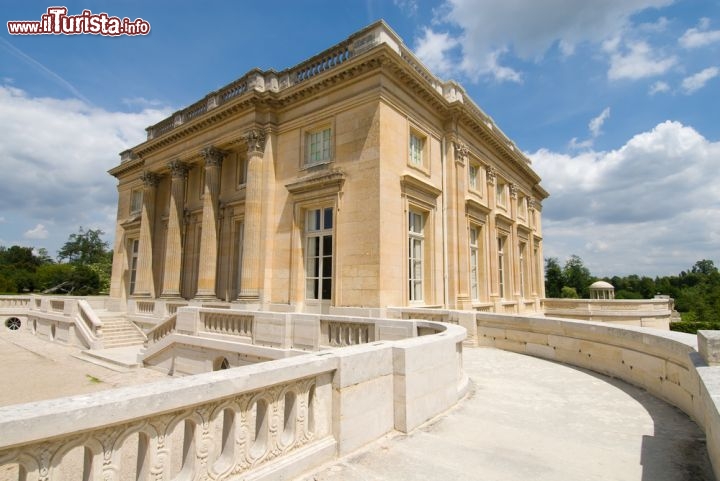 Immagine Petit Trianon il piccolo castello della Reggia di Versailles in Francia - © junjun / Shutterstock.com