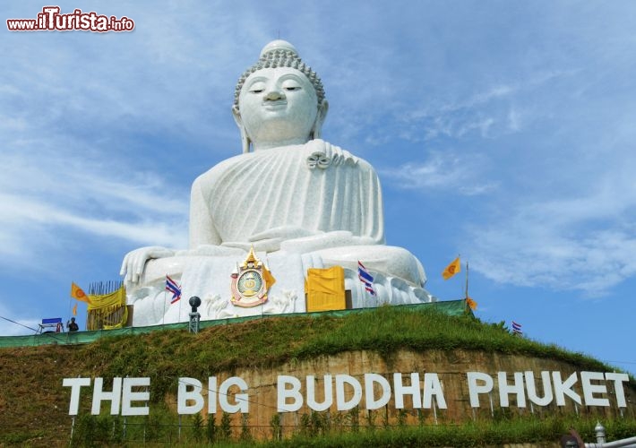 Immagine L'immagine gigante del Buddha se ne sta tra Chalong e Kata, su una collina di Phuket, ed è una delle attrazioni turistiche più visitate dell'isola - © Dan Howell / Shutterstock.com