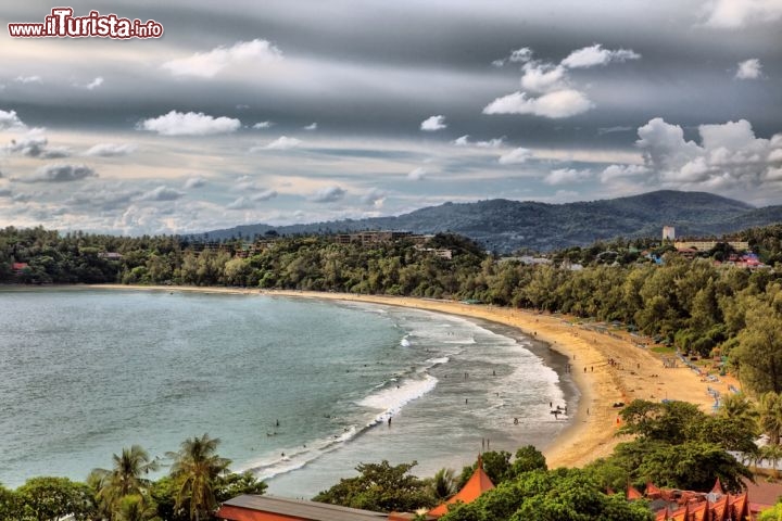 Immagine La Baia di Kata, a Phuket, si trova poco più a sud di Karon Beach. Che sia baciata dal sole o resa misteriosa dalle nuvole, è un paradiso di sabbia bianca orlato di palme, con ottimi ristoranti, alloggi e locali sul mare. Da maggio a ottobre è perfetta per il surf - © nodff / Shutterstock.com