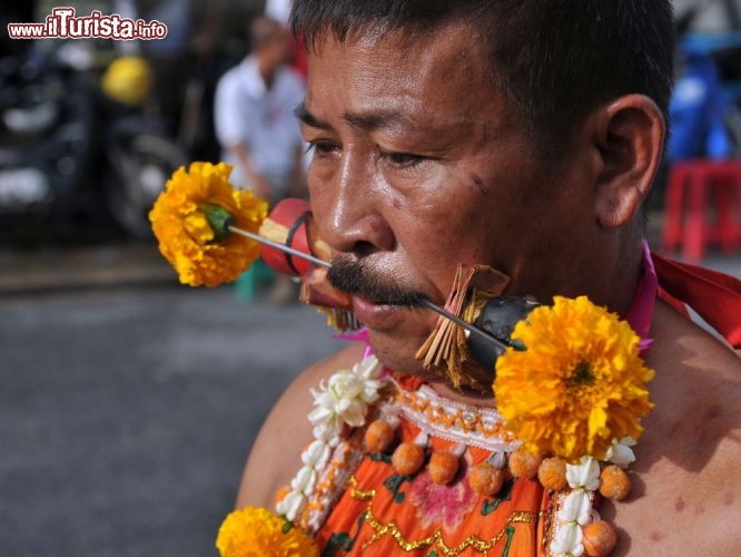 Immagine Durante il Festival Vegetariano di Phuket, che solitamente si svolge in settembre, vedrete molti partecipanti praticare l'autoflagellazione. In queste giornate di purificazione e ritorno alla natura, si pensa che la penitenza riporti l'uomo a uno stato di estasi - © 1000 Words / Shutterstock.com